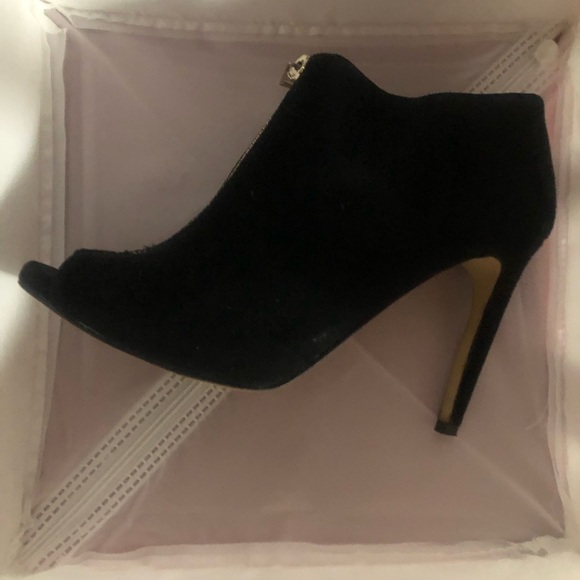 Ann Taylor gorgeous ankle booties.  Black. Suzanne 7.5 - Picture 3 of 4